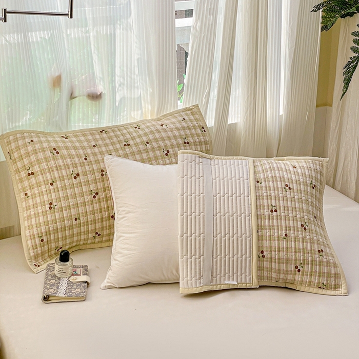 91家纺网 家纺一手货源 找家纺 雅萱家纺 2025新款全棉绗缝夹棉枕巾 格子樱桃-枕巾 50*80cm一对