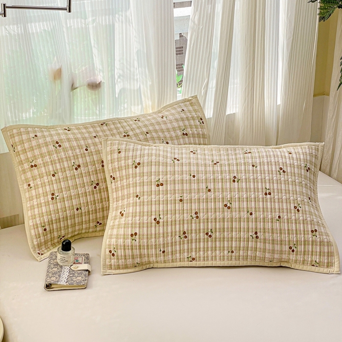 91家纺网 家纺一手货源 找家纺 雅萱家纺 2025新款全棉绗缝夹棉枕巾 格子樱桃-枕巾 50*80cm一对