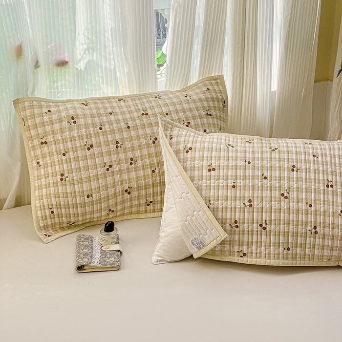 91家纺网 家纺一手货源 找家纺 雅萱家纺 2025新款全棉绗缝夹棉枕巾 格子樱桃-枕巾 50*80cm一对