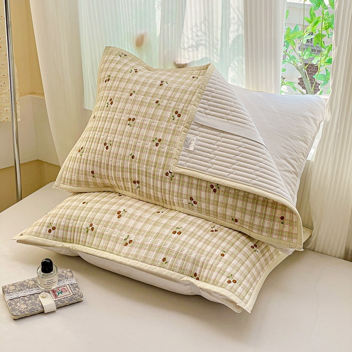 91家纺网 家纺一手货源 找家纺 雅萱家纺 2025新款全棉绗缝夹棉枕巾 格子樱桃-枕巾 50*80cm一对