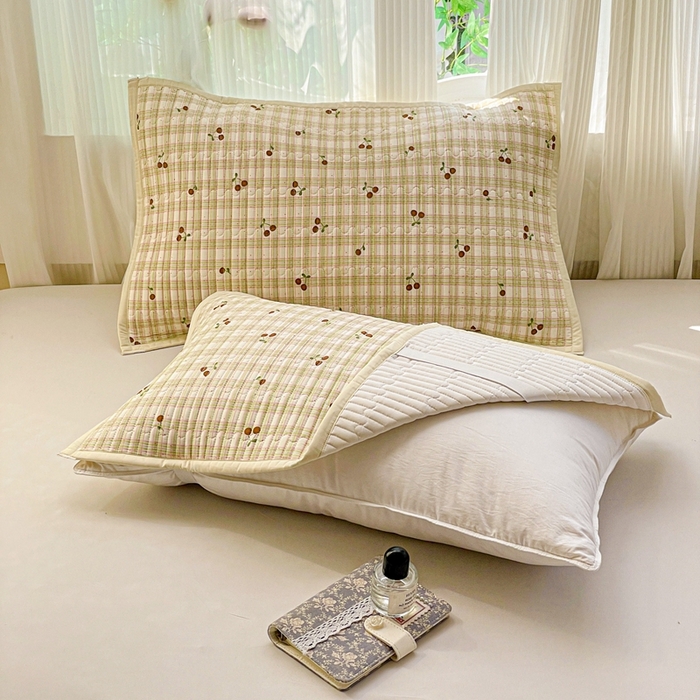 91家纺网 家纺一手货源 找家纺 雅萱家纺 2025新款全棉绗缝夹棉枕巾 格子樱桃-枕巾 50*80cm一对