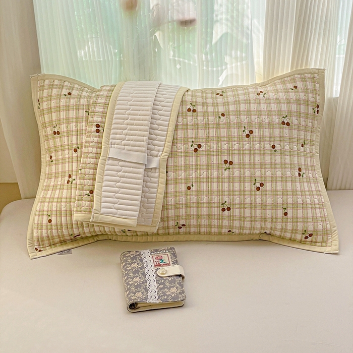 91家纺网 家纺一手货源 找家纺 雅萱家纺 2025新款全棉绗缝夹棉枕巾 格子樱桃-枕巾 50*80cm一对