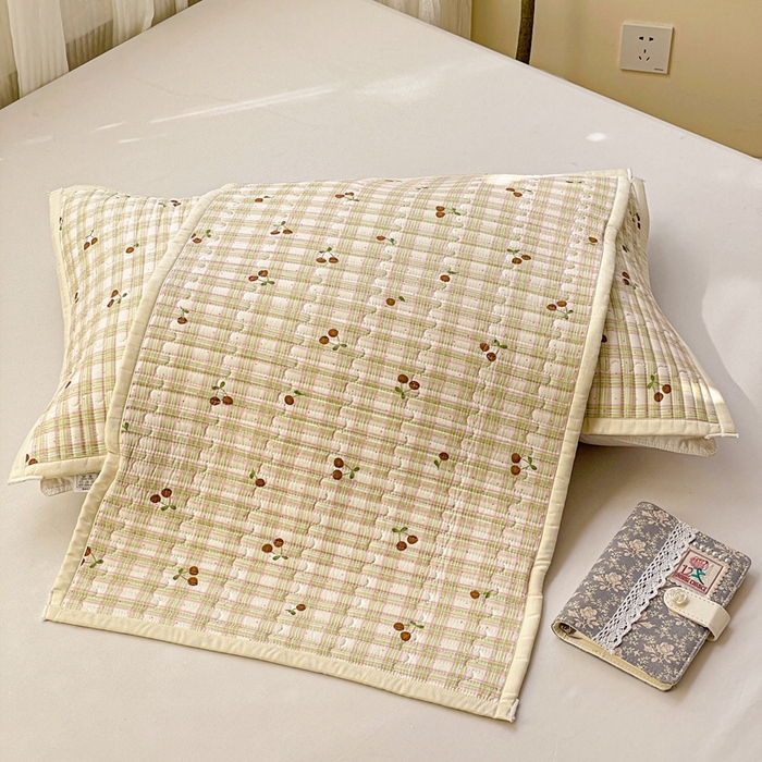 91家纺网 家纺一手货源 找家纺 雅萱家纺 2025新款全棉绗缝夹棉枕巾 格子樱桃-枕巾 50*80cm一对