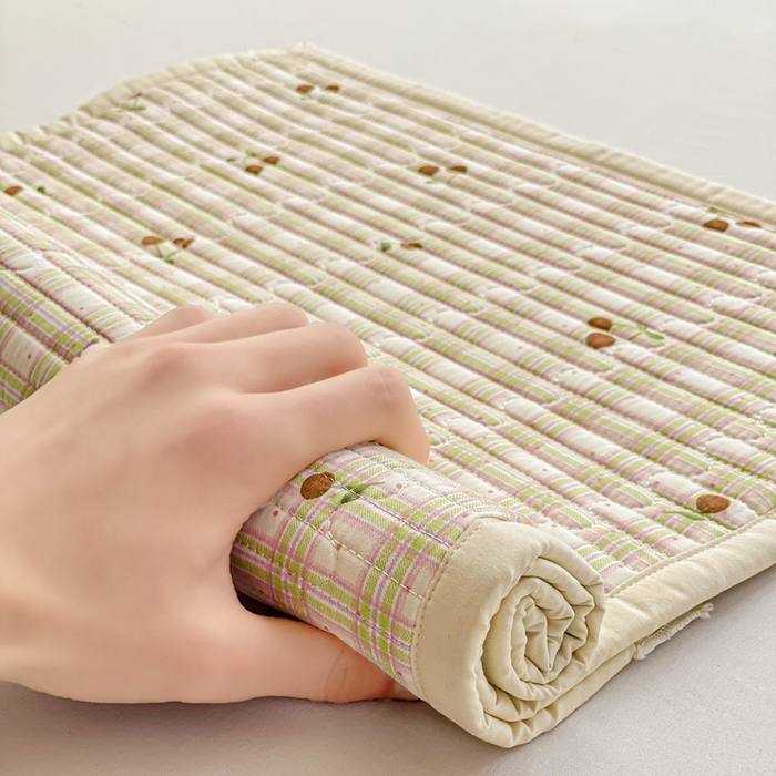 91家纺网 家纺一手货源 找家纺 雅萱家纺 2025新款全棉绗缝夹棉枕巾 格子樱桃-枕巾 50*80cm一对