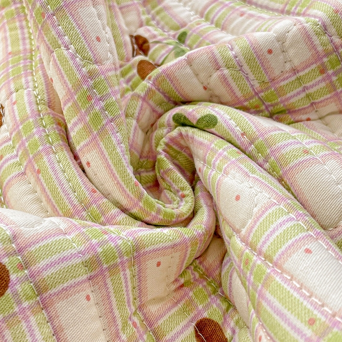 91家纺网 家纺一手货源 找家纺 雅萱家纺 2025新款全棉绗缝夹棉枕巾 格子樱桃-枕巾 50*80cm一对