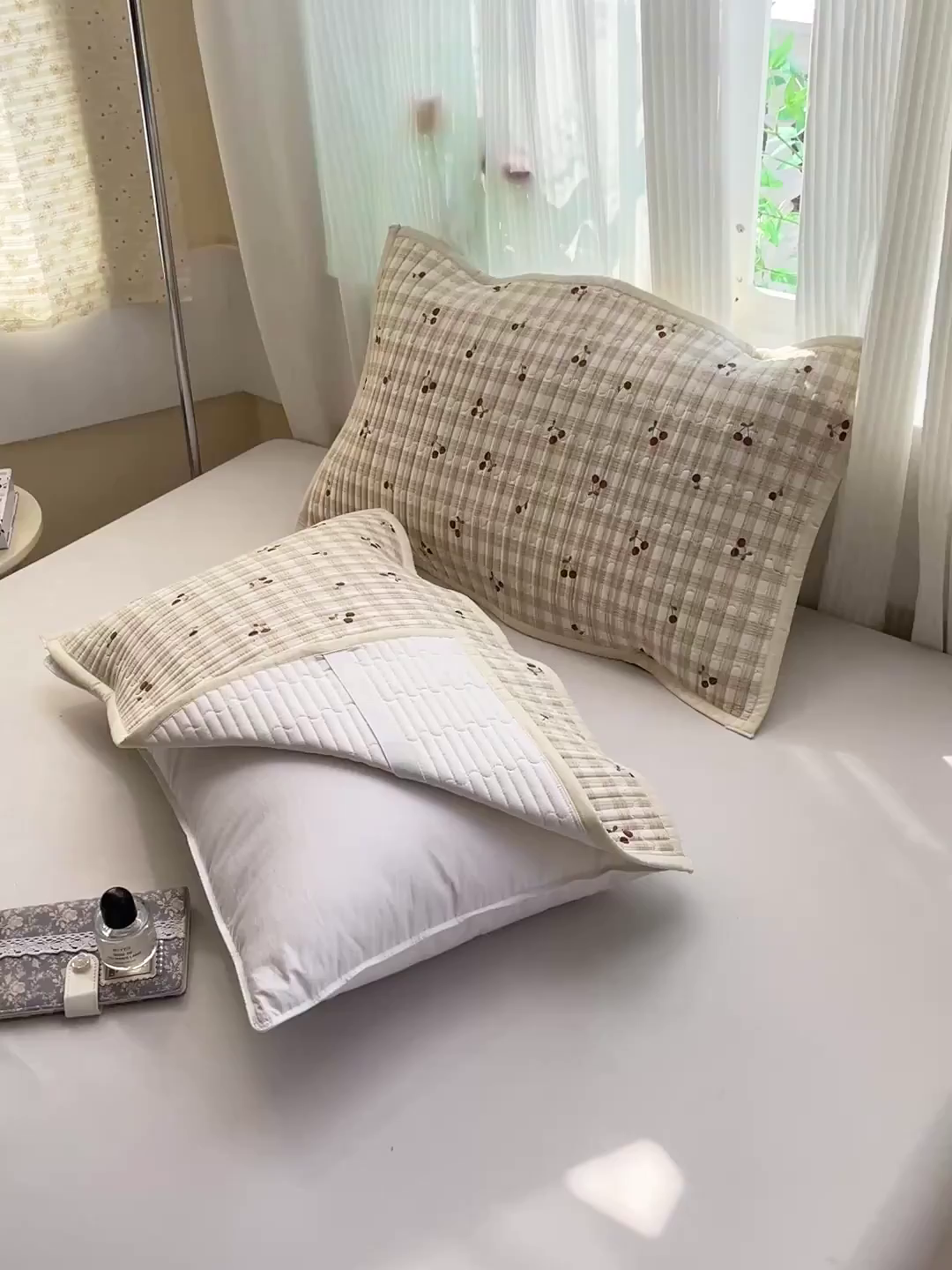 91家纺网 家纺一手货源 找家纺 雅萱家纺 2025新款全棉绗缝夹棉枕巾 格子樱桃-枕巾 50*80cm一对