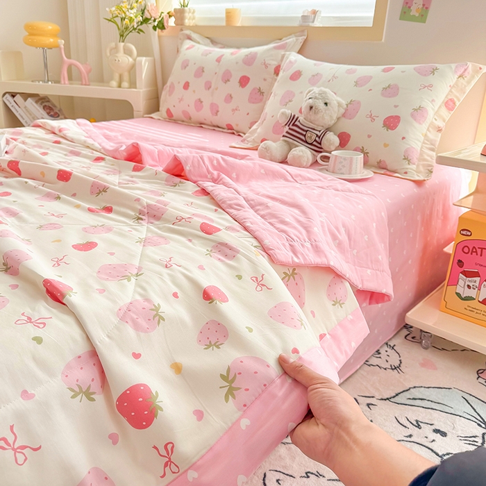 91家纺网 家纺一手货源 找家纺 栩裕纺织 2025新款全棉印染棉花夏被夏凉被空调被 草莓庄园