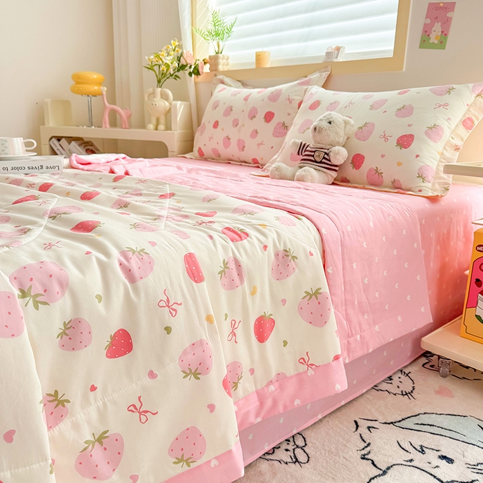 91家纺网 家纺一手货源 找家纺 栩裕纺织 2025新款全棉印染棉花夏被夏凉被空调被 草莓庄园