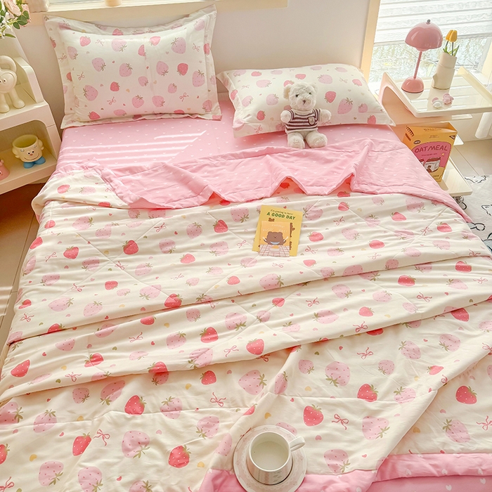 91家纺网 家纺一手货源 找家纺 栩裕纺织 2025新款全棉印染棉花夏被夏凉被空调被 草莓庄园