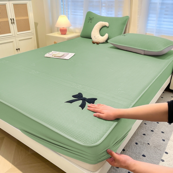 91家纺网 家纺一手货源 找家纺 （总）爱思凯家纺 2025新款凉感PE冰豆豆贴布绣软席-绮梦系列-床笠款 【场景二】