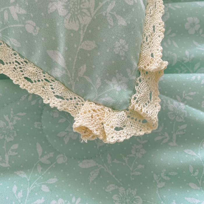 91家纺网 家纺一手货源 找家纺 仟网汇 2025新款针织双层纱镂空花边夏被夏凉被空调被四件套 冰心兰