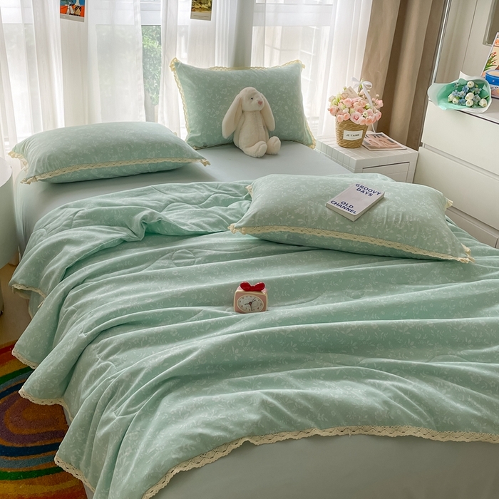 91家纺网 家纺一手货源 找家纺 仟网汇 2025新款针织双层纱镂空花边夏被夏凉被空调被四件套 冰心兰