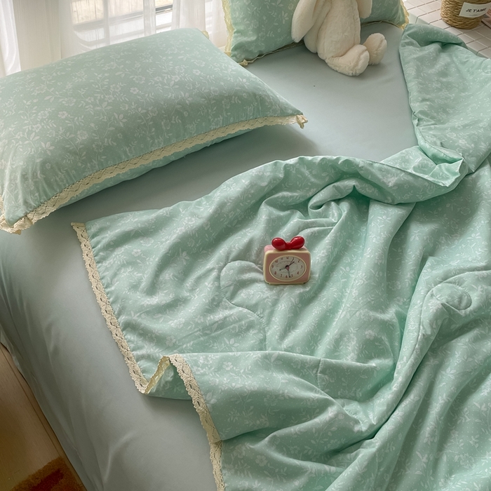 91家纺网 家纺一手货源 找家纺 仟网汇 2025新款针织双层纱镂空花边夏被夏凉被空调被四件套 冰心兰