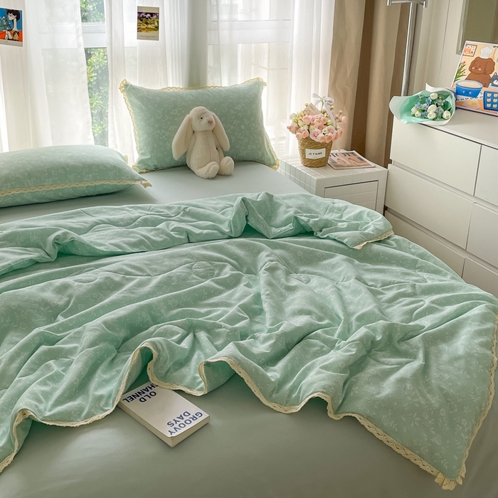 91家纺网 家纺一手货源 找家纺 仟网汇 2025新款针织双层纱镂空花边夏被夏凉被空调被四件套 冰心兰