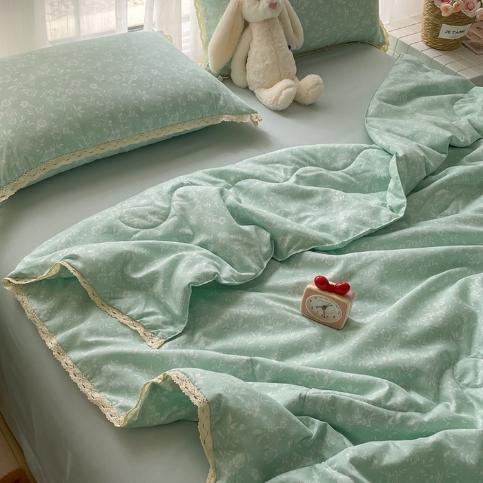 91家纺网 家纺一手货源 找家纺 仟网汇 2025新款针织双层纱镂空花边夏被夏凉被空调被四件套 冰心兰