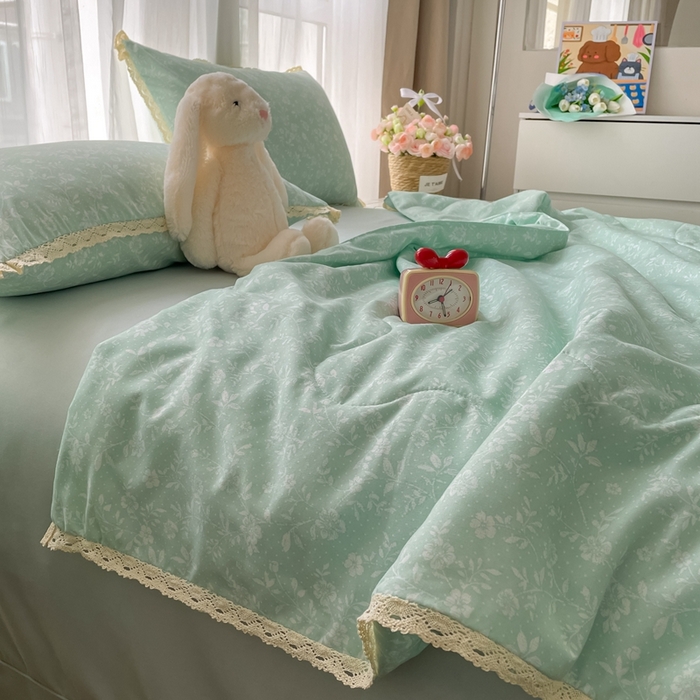 91家纺网 家纺一手货源 找家纺 仟网汇 2025新款针织双层纱镂空花边夏被夏凉被空调被四件套 冰心兰