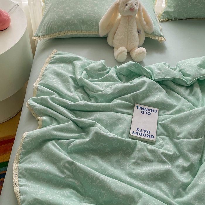 91家纺网 家纺一手货源 找家纺 仟网汇 2025新款针织双层纱镂空花边夏被夏凉被空调被四件套 冰心兰