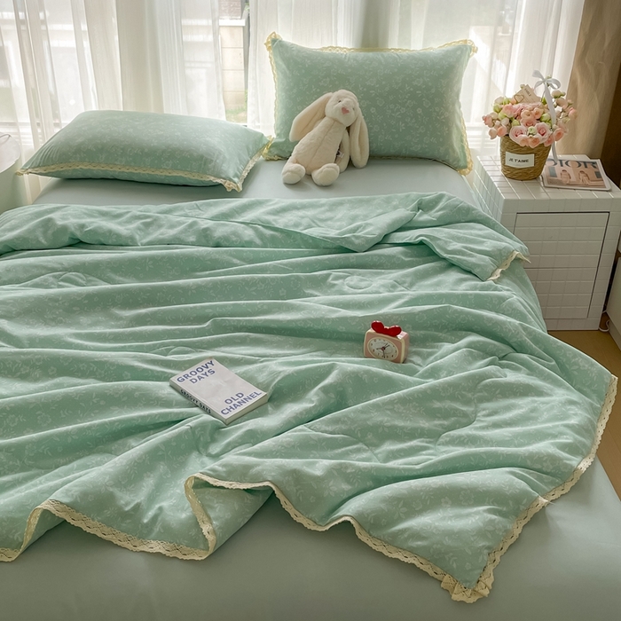 91家纺网 家纺一手货源 找家纺 仟网汇 2025新款针织双层纱镂空花边夏被夏凉被空调被四件套 冰心兰