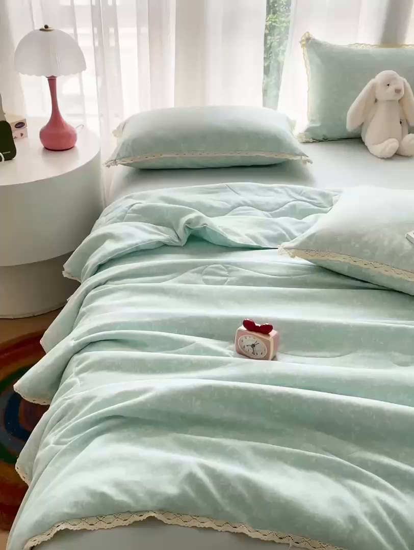 91家纺网 家纺一手货源 找家纺 仟网汇 2025新款针织双层纱镂空花边夏被夏凉被空调被四件套 冰心兰