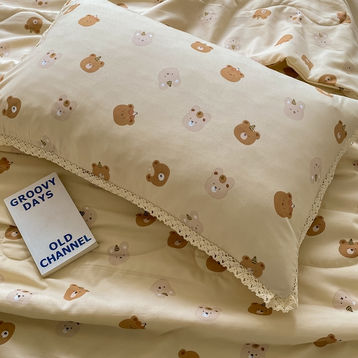 91家纺网 家纺一手货源 找家纺 仟网汇 2025新款针织双层纱镂空花边夏被夏凉被空调被四件套 蛋糕熊