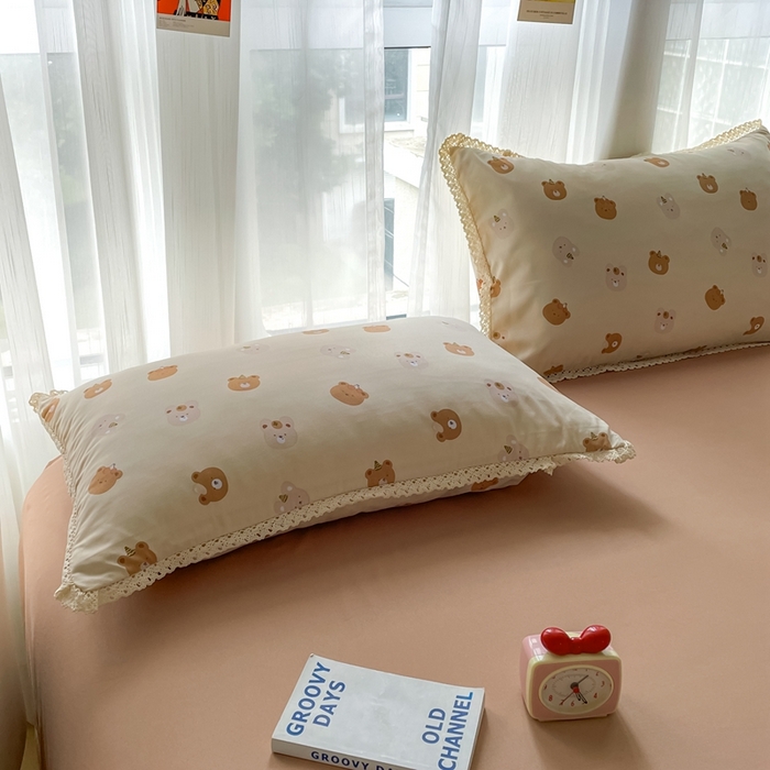 91家纺网 家纺一手货源 找家纺 仟网汇 2025新款针织双层纱镂空花边夏被夏凉被空调被四件套 蛋糕熊