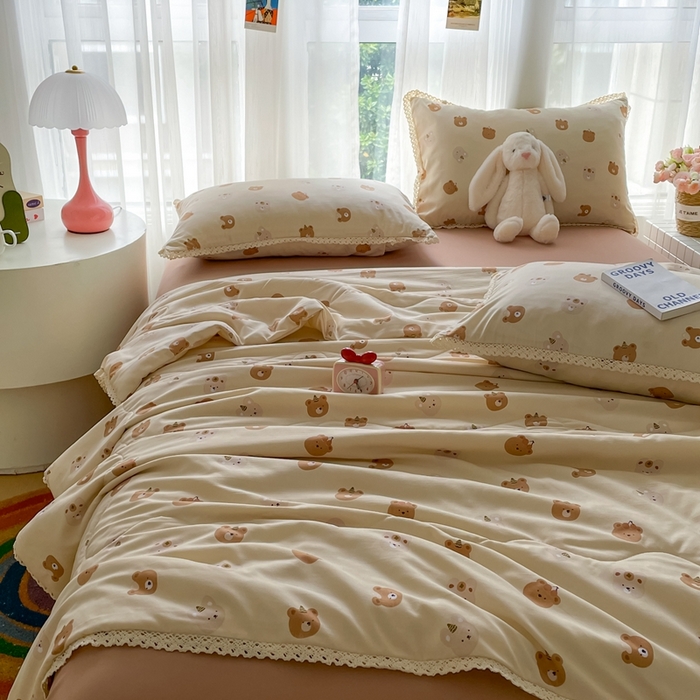 91家纺网 家纺一手货源 找家纺 仟网汇 2025新款针织双层纱镂空花边夏被夏凉被空调被四件套 蛋糕熊