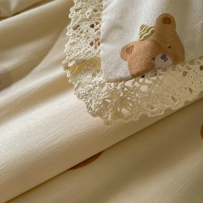 91家纺网 家纺一手货源 找家纺 仟网汇 2025新款针织双层纱镂空花边夏被夏凉被空调被四件套 蛋糕熊