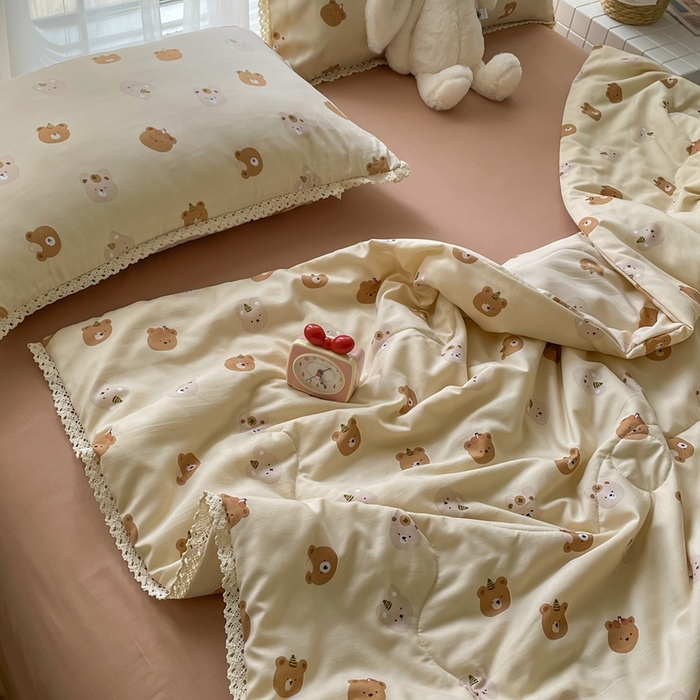 91家纺网 家纺一手货源 找家纺 仟网汇 2025新款针织双层纱镂空花边夏被夏凉被空调被四件套 蛋糕熊