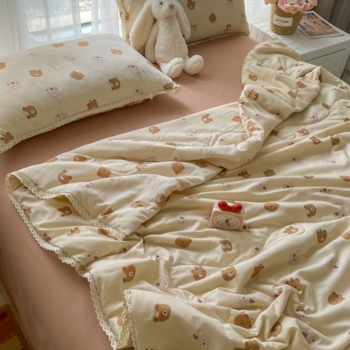 91家纺网 家纺一手货源 找家纺 仟网汇 2025新款针织双层纱镂空花边夏被夏凉被空调被四件套 蛋糕熊