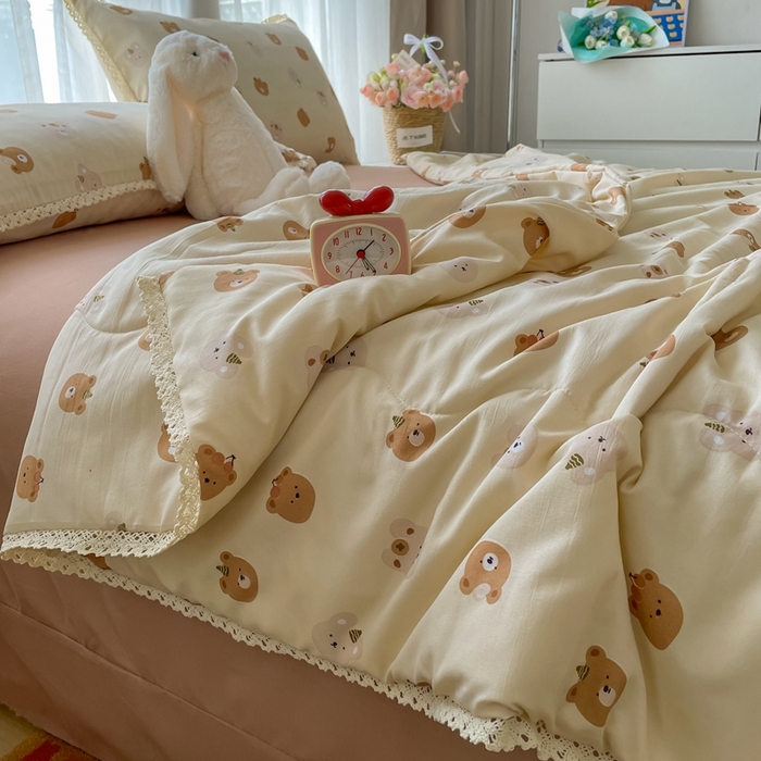 91家纺网 家纺一手货源 找家纺 仟网汇 2025新款针织双层纱镂空花边夏被夏凉被空调被四件套 蛋糕熊