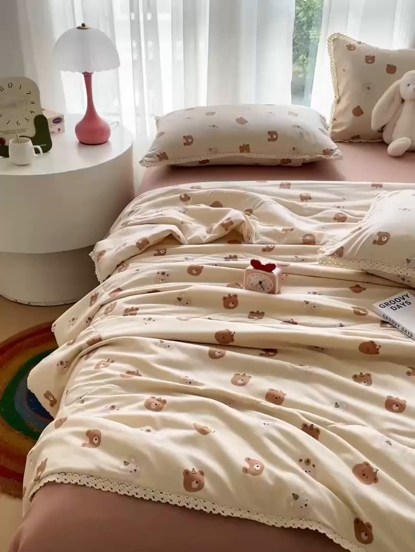 91家纺网 家纺一手货源 找家纺 仟网汇 2025新款针织双层纱镂空花边夏被夏凉被空调被四件套 蛋糕熊