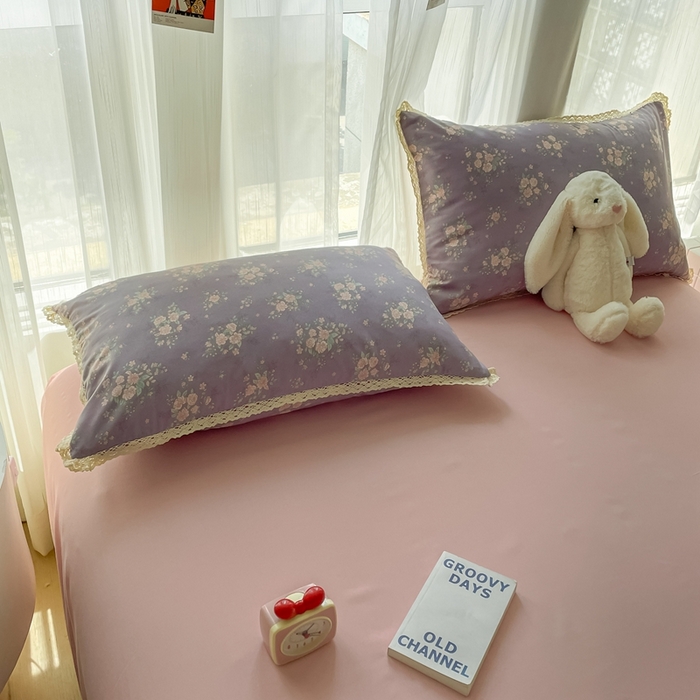 91家纺网 家纺一手货源 找家纺 仟网汇 2025新款针织双层纱镂空花边夏被夏凉被空调被四件套 豆蔻年华