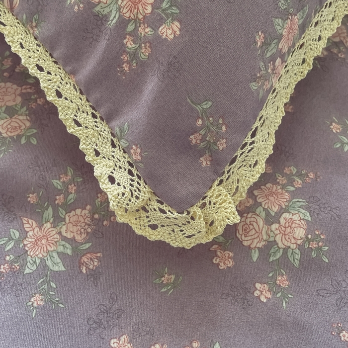 91家纺网 家纺一手货源 找家纺 仟网汇 2025新款针织双层纱镂空花边夏被夏凉被空调被四件套 豆蔻年华