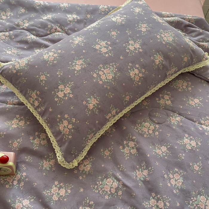 91家纺网 家纺一手货源 找家纺 仟网汇 2025新款针织双层纱镂空花边夏被夏凉被空调被四件套 豆蔻年华