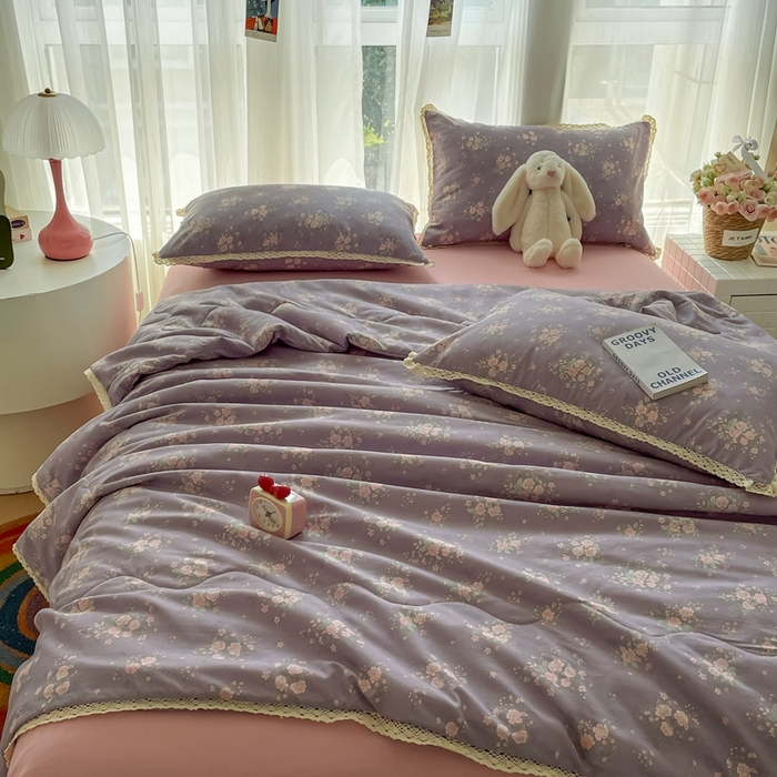 91家纺网 家纺一手货源 找家纺 仟网汇 2025新款针织双层纱镂空花边夏被夏凉被空调被四件套 豆蔻年华