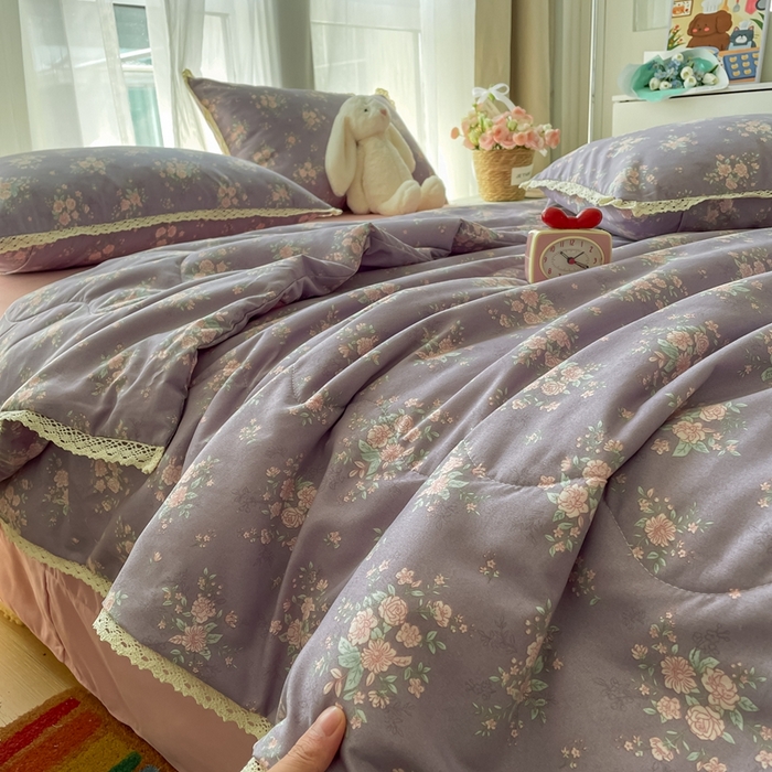 91家纺网 家纺一手货源 找家纺 仟网汇 2025新款针织双层纱镂空花边夏被夏凉被空调被四件套 豆蔻年华