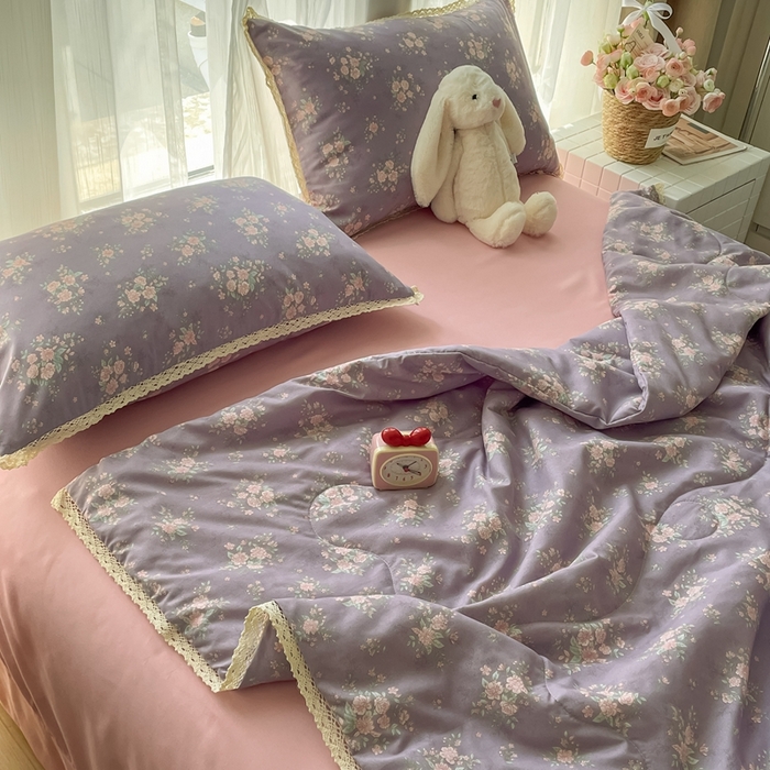 91家纺网 家纺一手货源 找家纺 仟网汇 2025新款针织双层纱镂空花边夏被夏凉被空调被四件套 豆蔻年华