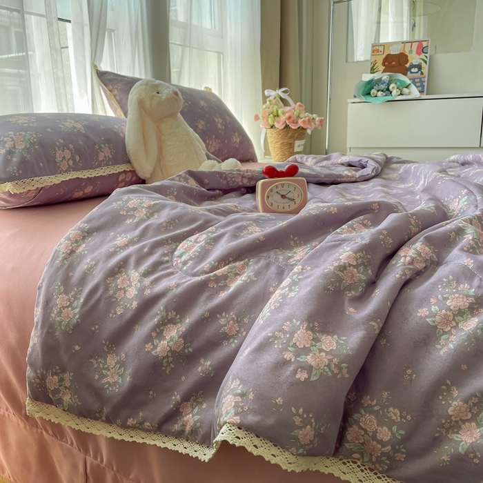 91家纺网 家纺一手货源 找家纺 仟网汇 2025新款针织双层纱镂空花边夏被夏凉被空调被四件套 豆蔻年华