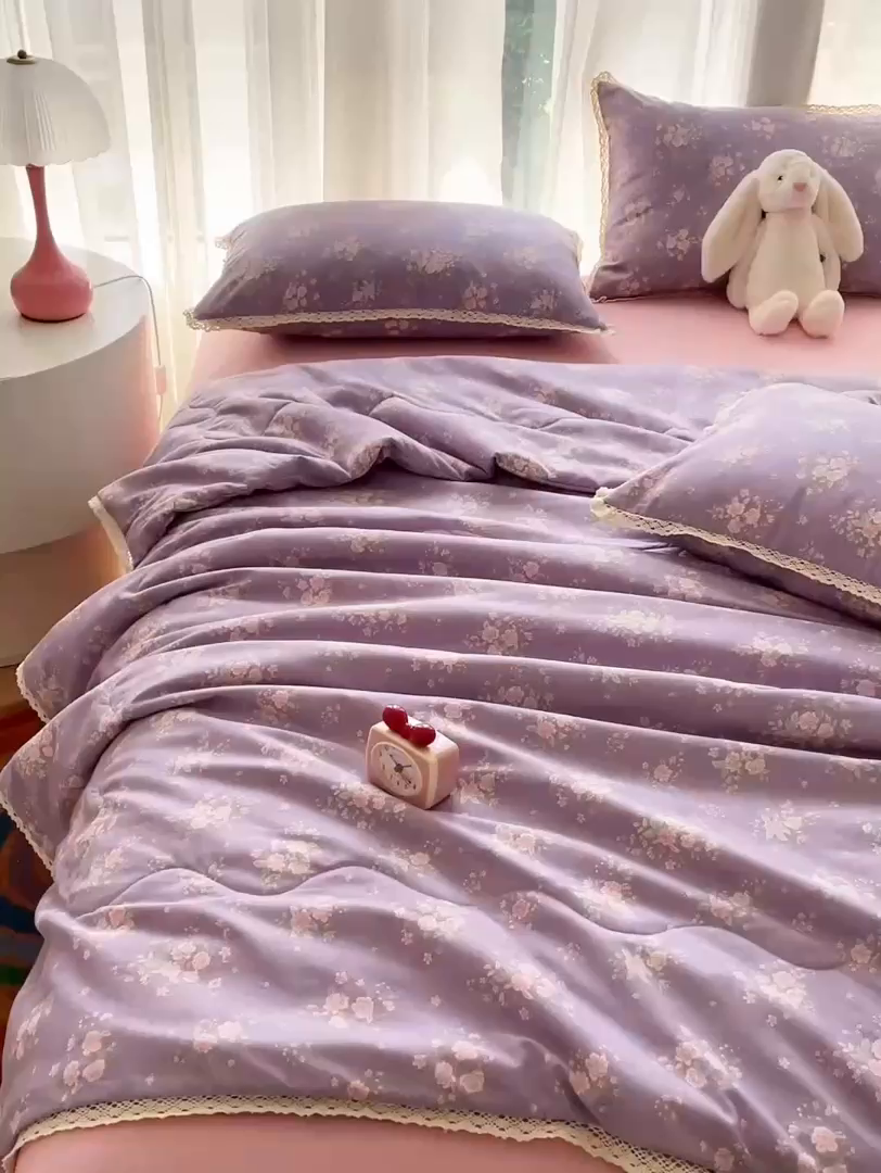 91家纺网 家纺一手货源 找家纺 仟网汇 2025新款针织双层纱镂空花边夏被夏凉被空调被四件套 豆蔻年华