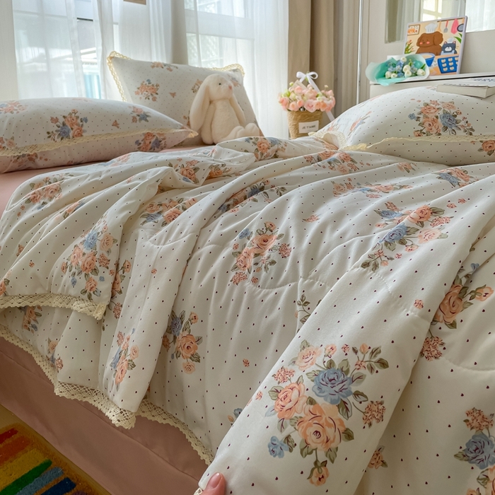 91家纺网 家纺一手货源 找家纺 仟网汇 2025新款针织双层纱镂空花边夏被夏凉被空调被四件套 繁花似锦