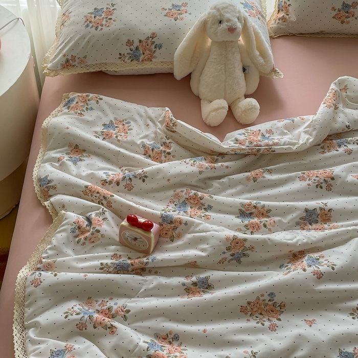 91家纺网 家纺一手货源 找家纺 仟网汇 2025新款针织双层纱镂空花边夏被夏凉被空调被四件套 繁花似锦