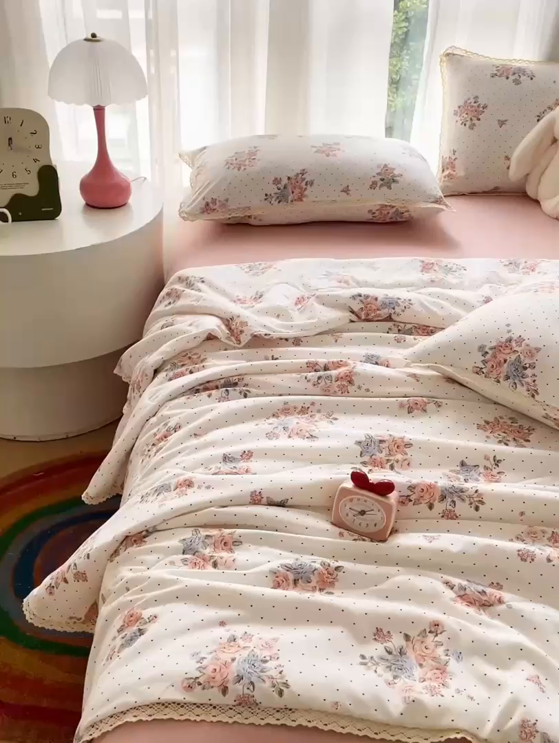 91家纺网 家纺一手货源 找家纺 仟网汇 2025新款针织双层纱镂空花边夏被夏凉被空调被四件套 繁花似锦