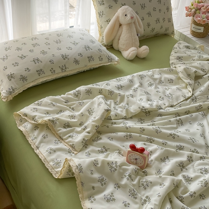 91家纺网 家纺一手货源 找家纺 仟网汇 2025新款针织双层纱镂空花边夏被夏凉被空调被四件套 浮生若梦