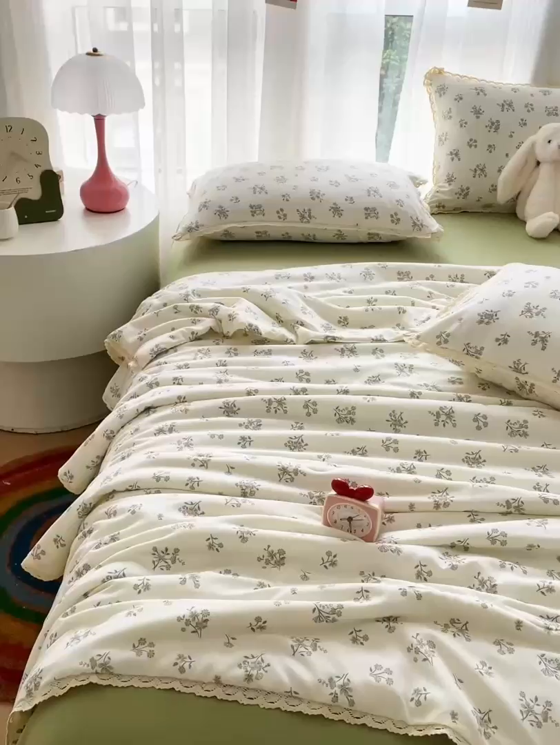 91家纺网 家纺一手货源 找家纺 仟网汇 2025新款针织双层纱镂空花边夏被夏凉被空调被四件套 浮生若梦