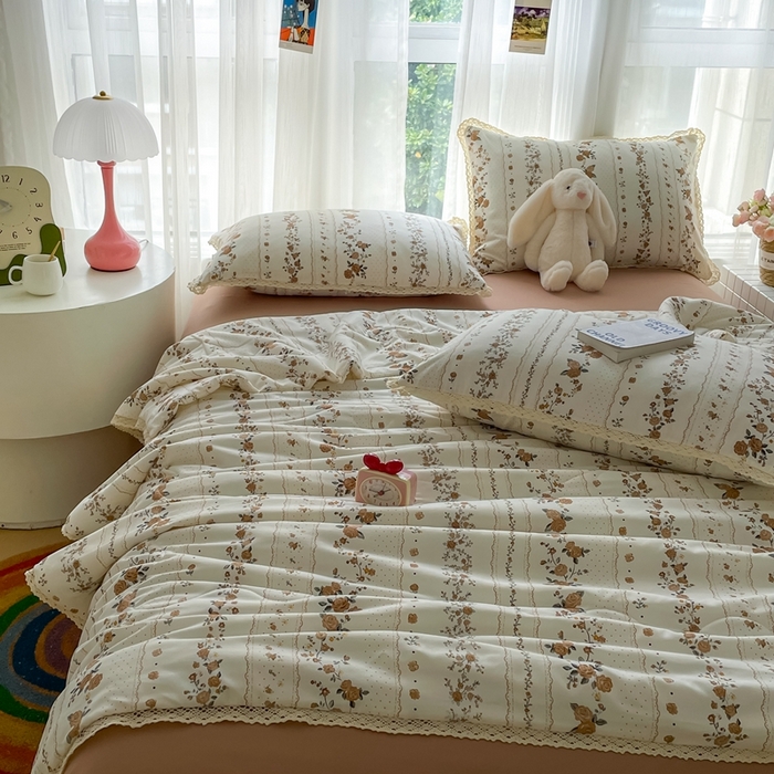 91家纺网 家纺一手货源 找家纺 仟网汇 2025新款针织双层纱镂空花边夏被夏凉被空调被四件套 复古玫瑰