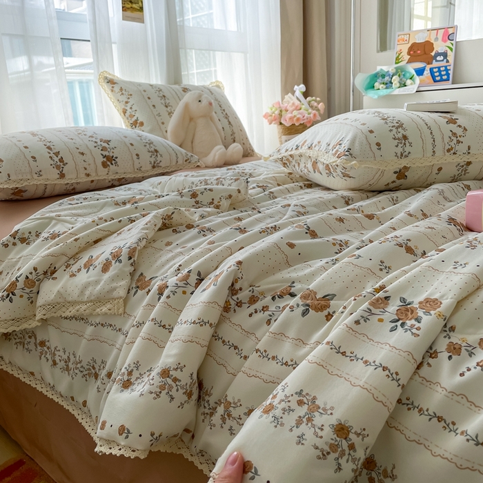 91家纺网 家纺一手货源 找家纺 仟网汇 2025新款针织双层纱镂空花边夏被夏凉被空调被四件套 复古玫瑰