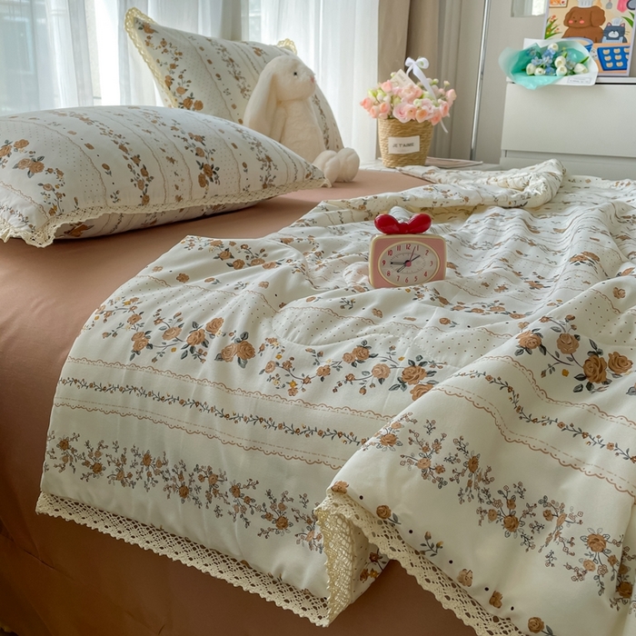 91家纺网 家纺一手货源 找家纺 仟网汇 2025新款针织双层纱镂空花边夏被夏凉被空调被四件套 复古玫瑰