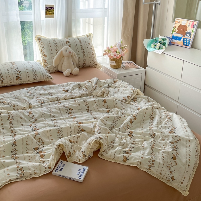 91家纺网 家纺一手货源 找家纺 仟网汇 2025新款针织双层纱镂空花边夏被夏凉被空调被四件套 复古玫瑰