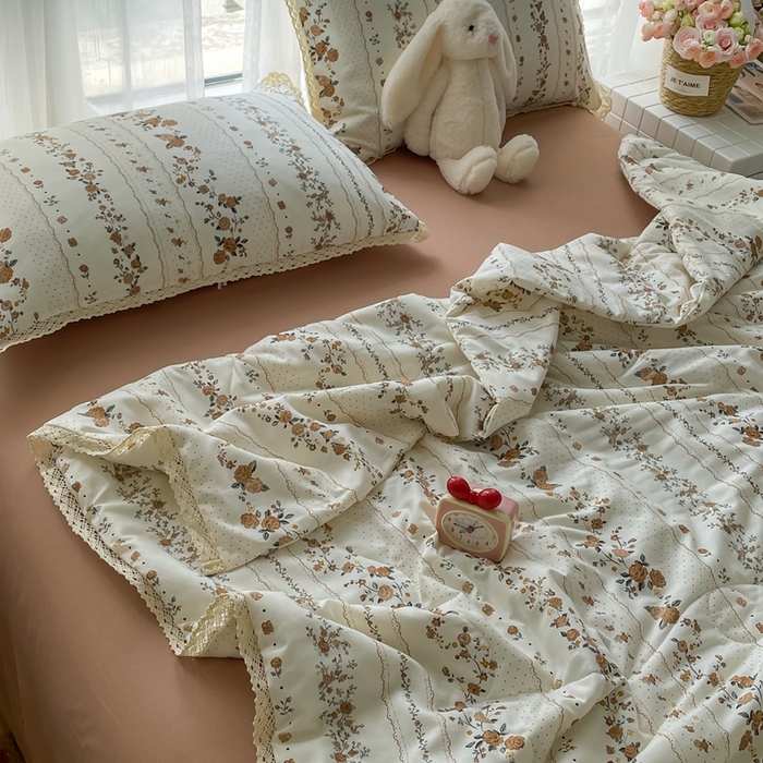 91家纺网 家纺一手货源 找家纺 仟网汇 2025新款针织双层纱镂空花边夏被夏凉被空调被四件套 复古玫瑰