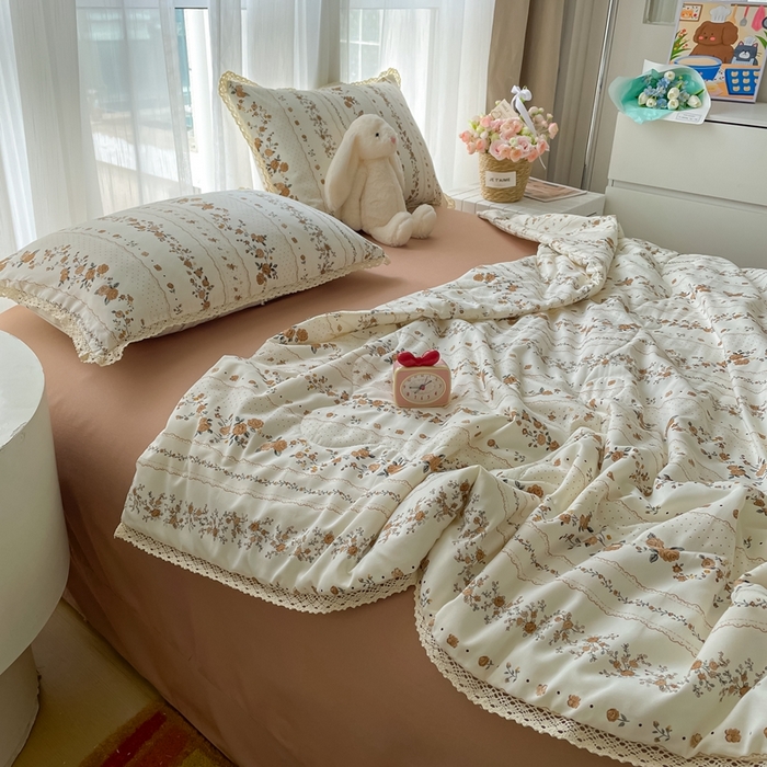 91家纺网 家纺一手货源 找家纺 仟网汇 2025新款针织双层纱镂空花边夏被夏凉被空调被四件套 复古玫瑰